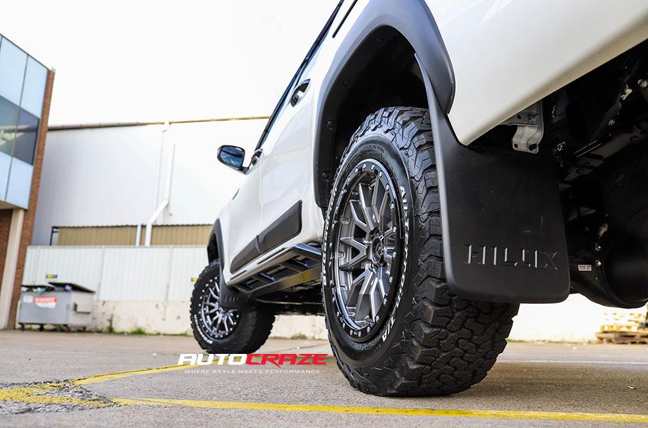 TOYOTA HILUX 4WD REBEL ANTHRACITE CENTER W BLACK LIP